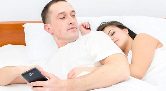 8 Sinais de Traição do Marido ou Namorado 8 Sinais de Traição do Marido ou Namorado