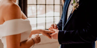 Após 10 Anos de União, Marido Surpreende Esposa com Novo Casamento Após 10 Anos de União, Marido Surpreende Esposa com Novo Casamento