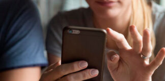 Estudo Revela por que as Pessoas Postam Fotos do seu Relacionamento no Facebook