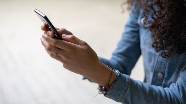 O Impacto das Redes Sociais nos Relacionamentos: Navegando nas Conexões Virtuais em Busca de Equilíbrio