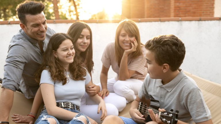 A Influência dos Amigos e da Família nos Relacionamentos
