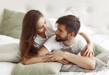 5 dicas para falar sacanagem no sexo sem ficar sem graça (e por que fazer isso)