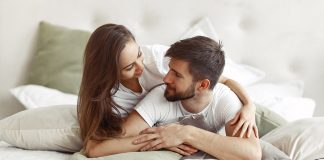 5 dicas para falar sacanagem no sexo sem ficar sem graça (e por que fazer isso)