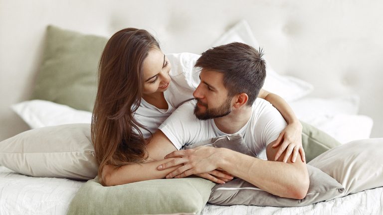 5 dicas para falar sacanagem no sexo sem ficar sem graça (e por que fazer isso)
