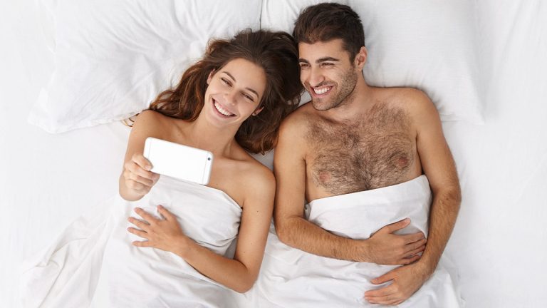5 dicas para falar sacanagem no sexo sem ficar sem graça