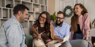 Relações com Amigos e Familiares: Construindo Laços Fortes e Duradouros Relações com Amigos e Familiares