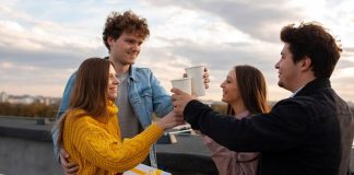 Equilibrando o Tempo Entre o Parceiro e os Amigos no Relacionamento Equilibrando o Tempo Entre o Parceiro e os Amigos no Relacionamento