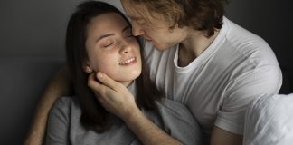 Construindo Intimidade Emocional Através da Comunicação Aberta Construindo Intimidade Emocional Através da Comunicação Aberta