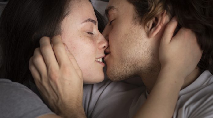 Descubra os 10 Beijos Mais Quentes e Românticos Para Apimentar Seu Relacionamento Descubra os 10 Beijos Mais Quentes e Românticos Para Apimentar Seu Relacionamento