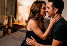 Guia Definitivo: Como Seduzir e Levar o Homem ao Ápice Rapidamente Casal em momento íntimo e sensual no quarto, sugerindo sedução e prazer.