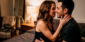 Guia Definitivo: Como Seduzir e Levar o Homem ao Ápice Rapidamente Casal em momento íntimo e sensual no quarto, sugerindo sedução e prazer.