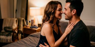 Guia de Sedução: Como Surpreender e Fazer o Homem Gozar Rápido na Relação Casal em momento íntimo e sensual no quarto, sugerindo sedução e desejo.