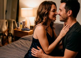 Guia de Sedução: Como Surpreender e Fazer o Homem Gozar Rápido na Relação Casal em momento íntimo e sensual no quarto, sugerindo sedução e desejo.