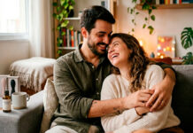 Gestos Simples que Fazem a Diferença no Dia a Dia do Casal Casal sorrindo na cama trocando carinhos e gestos simples de afeto no dia a dia.