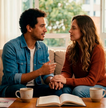 O Papel da Comunicação Eficaz nos Relacionamentos Casal jovem sentado no sofá conversando de forma calma, clara e atenta na sala de estar, ilustrando o papel da comunicação eficaz nos relacionamentos.